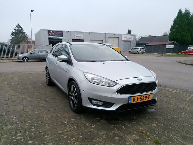 Grijs Occasion 2016 Ford Focus Titanium Sedan | € 7.350 (Eerlijke prijs) - Afbeelding 1/4