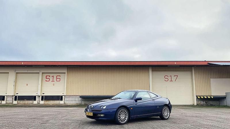 Blauw Gebruikt 2002 Alfa Romeo GTV Coupé | € 2.950 - Afbeelding 1/4
