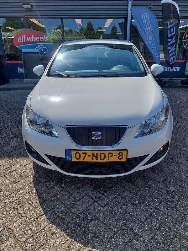 Wit Gebruikt 2010 Seat Ibiza Reference MPV | € 3.500 (Eerlijke prijs) - Afbeelding 1/4