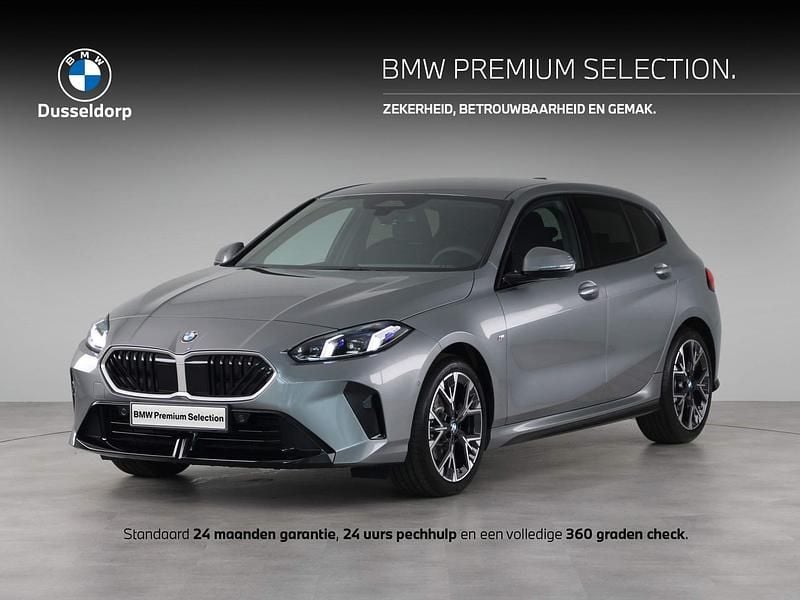 Zwart, metallic lak Gebruikt 2024 BMW 120 M Sport Hatchback | € 33.950 (Goede deal) - Afbeelding 1/4