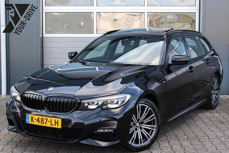 Zwart, metallic lak Gebruikt 2021 BMW 318 Executive Stationwagen | € 27.750 (Iets duurder) - Afbeelding 1/4