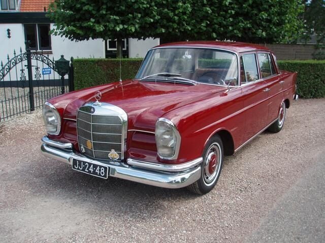 Rood Gebruikt 1964 Mercedes W111 Sedan | € 29.950 - Afbeelding 1/4