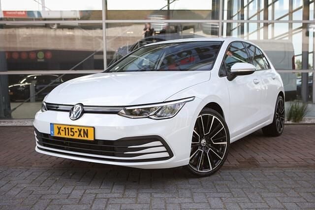 Wit Gebruikt 2023 VW Golf VIII Life Hatchback | € 22.350 (Goede deal) - Afbeelding 1/4