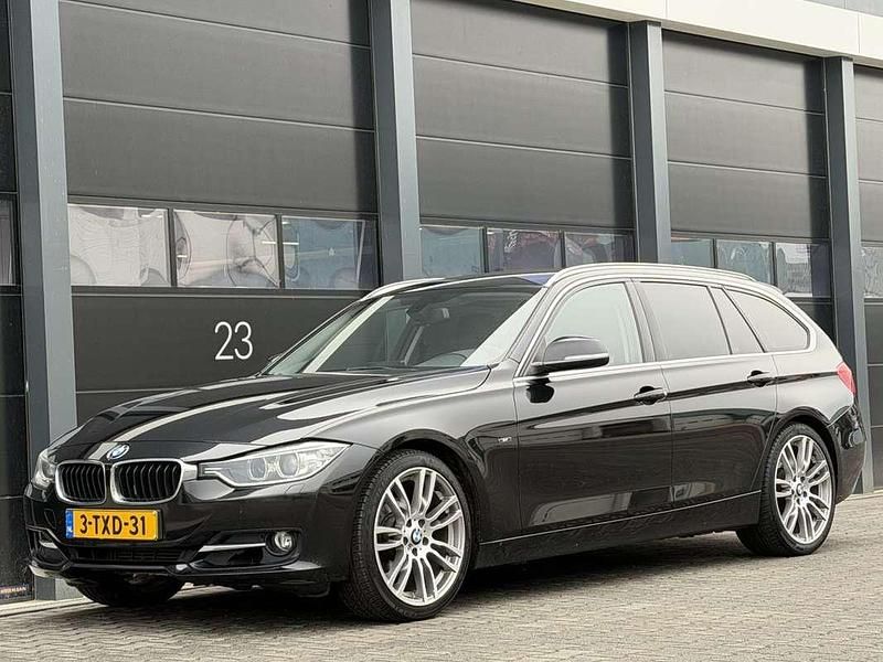 Zwart Occasion 2014 BMW 320 Sport Line Stationwagen | € 7.250 (Goede deal) - Afbeelding 1/4