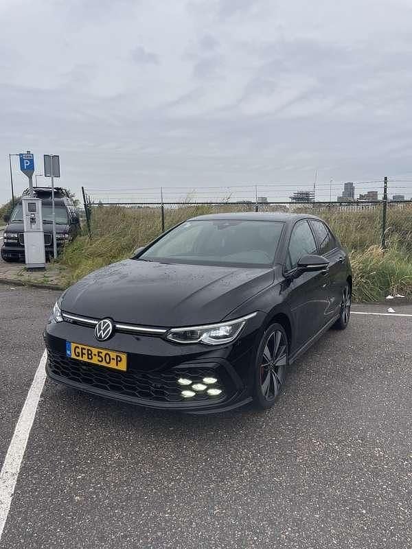Zwart Gebruikt 2021 VW Golf VIII GTE Stationwagen | € 23.750 (Eerlijke prijs) - Afbeelding 1/4