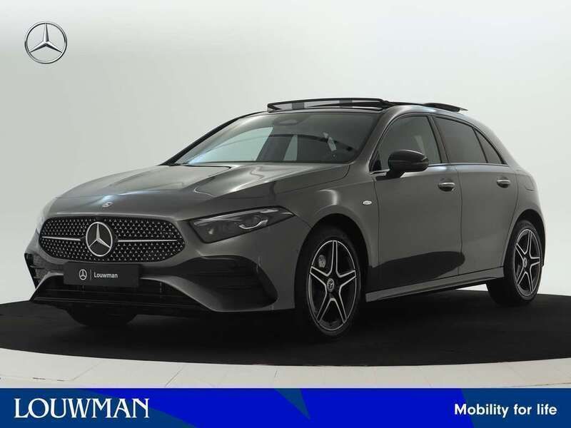Grijs, metallic lak Nieuw 2025 Mercedes A250 Business Hatchback | € 48.025 (Eerlijke prijs) - Afbeelding 1/4