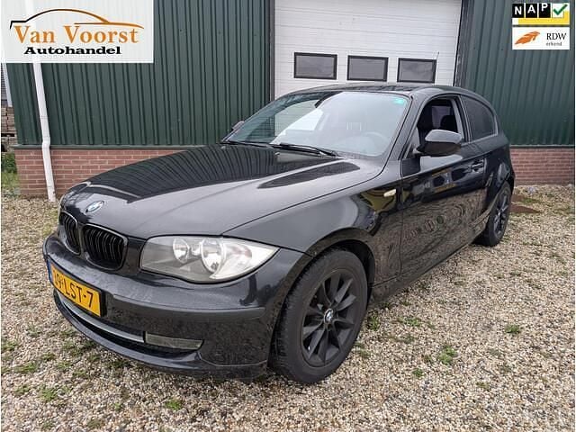 Zwart Gebruikt 2010 BMW 116 Hatchback | € 4.950 (Eerlijke prijs) - Afbeelding 1/4