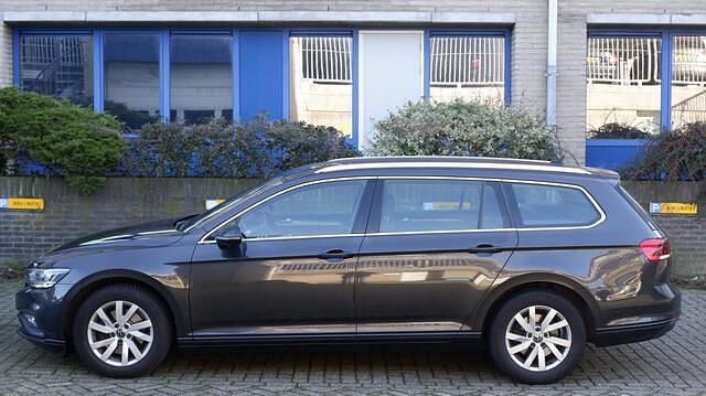 Grijs (metallic) Occasion 2022 VW Passat Business Stationwagen | € 19.950 (Iets duurder) - Afbeelding 1/4