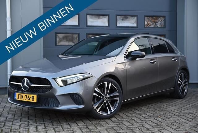 Grijs (metallic) Occasion 2020 Mercedes A200 Premium Plus Hatchback | € 25.990 (Goede deal) - Afbeelding 1/4
