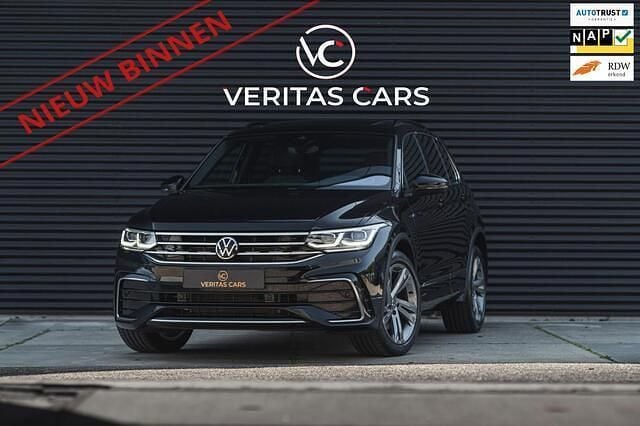Zwart Gebruikt 2022 VW Tiguan R-line SUV | € 42.950 (Super prijs) - Afbeelding 1/4