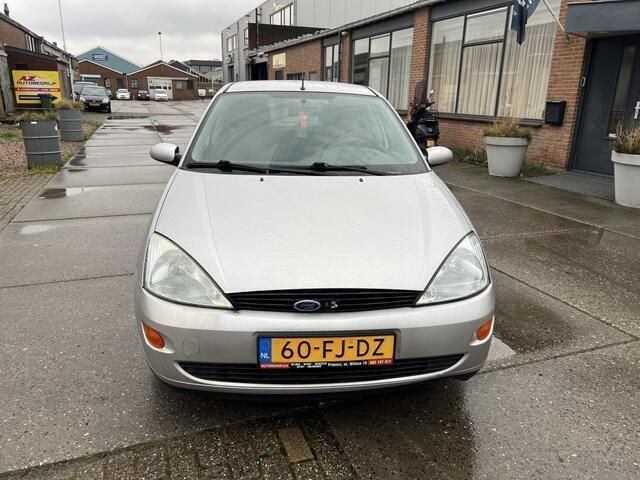 Grijs Gebruikt 2000 Ford Focus Ambiente Hatchback | € 990 (Eerlijke prijs) - Afbeelding 1/4