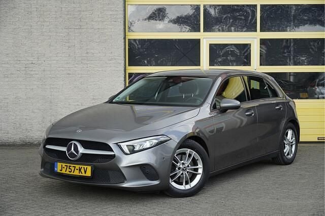 Grijs Gebruikt 2020 Mercedes A160 Business Hatchback | € 16.950 (Super prijs) - Afbeelding 1/4