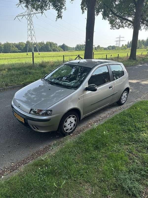 Grijs Gebruikt 2001 Fiat Punto Hatchback | € 950 (Eerlijke prijs) - Afbeelding 1/4