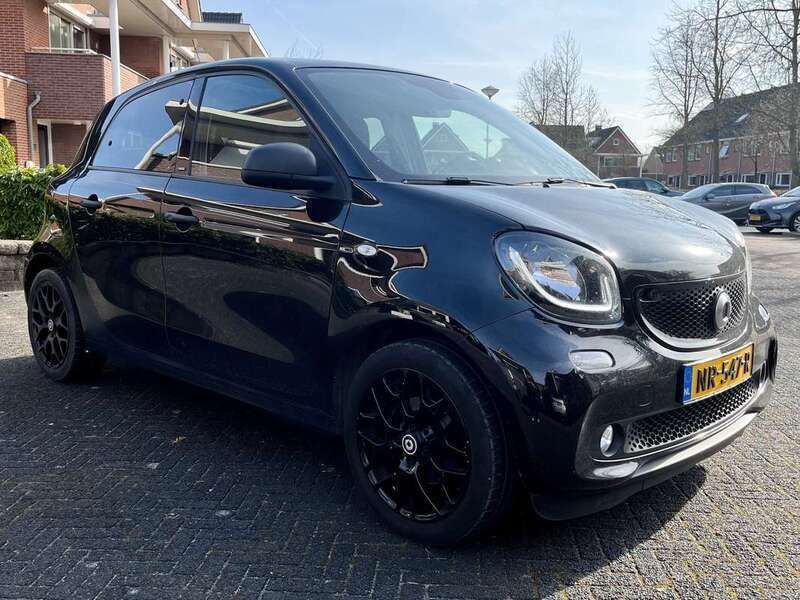 Zwart Gebruikt 2017 Smart ForFour Passion Hatchback | € 9.250 (Iets duurder) - Afbeelding 1/4