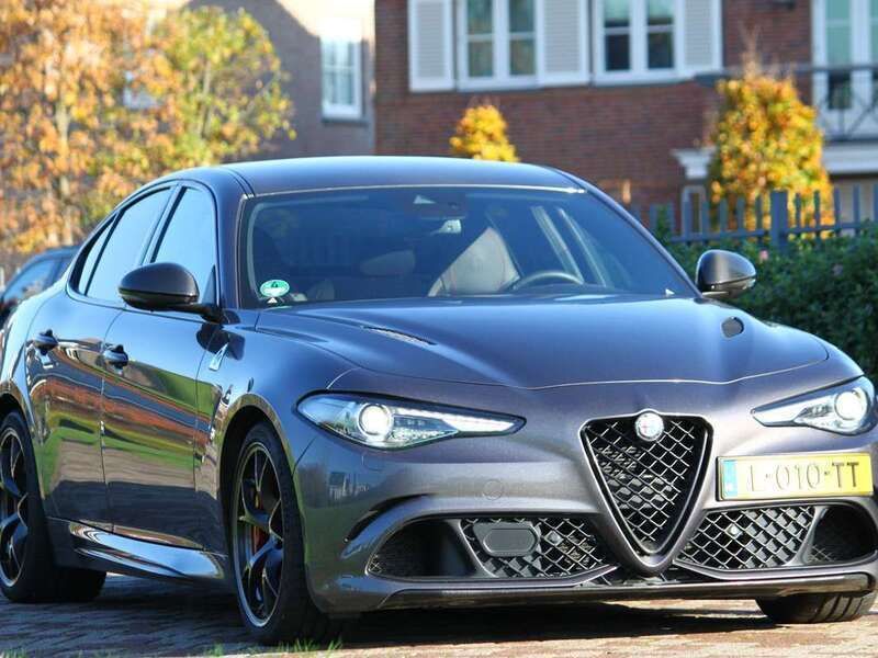 Grijs, metallic lak Gebruikt 2017 Alfa Romeo Giulia Quadrifoglio Sedan | € 52.500 (Eerlijke prijs) - Afbeelding 1/4