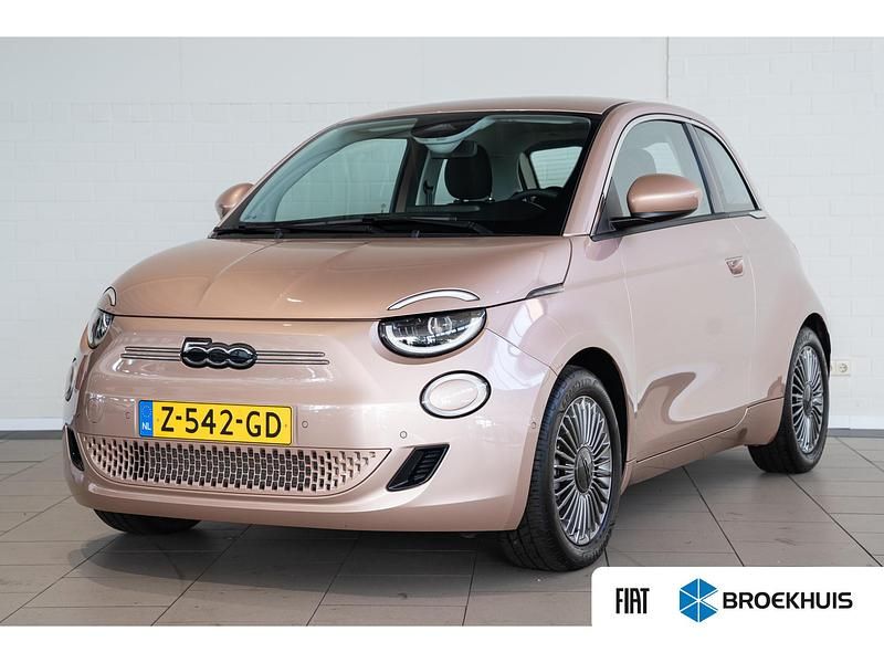 Rood Gebruikt 2024 Fiat 500e Urban Hatchback | € 23.445 (Iets duurder) - Afbeelding 1/4