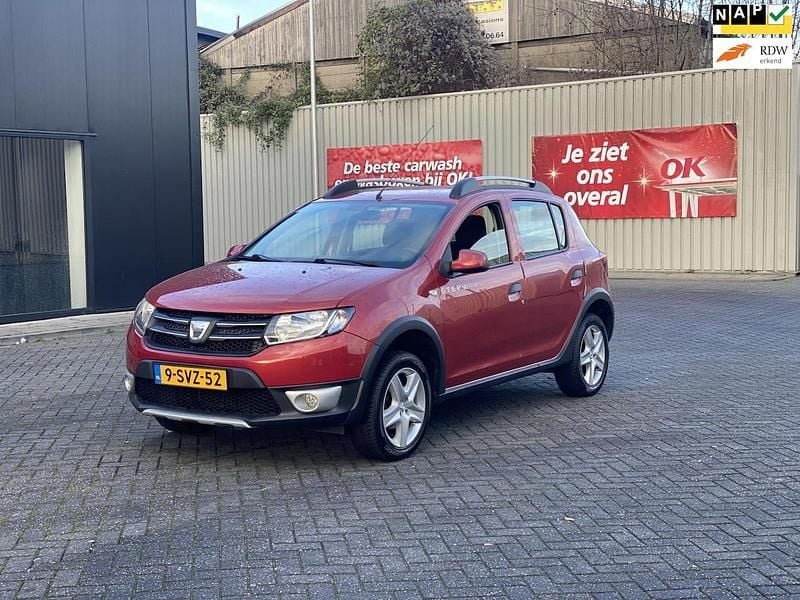 Rood Gebruikt 2014 Dacia Sandero Lauréate Hatchback | € 5.450 (Eerlijke prijs) - Afbeelding 1/4