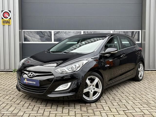 Zwart (metallic) Gebruikt 2013 Hyundai i30 Edition Hatchback | € 8.450 (Eerlijke prijs) - Afbeelding 1/4