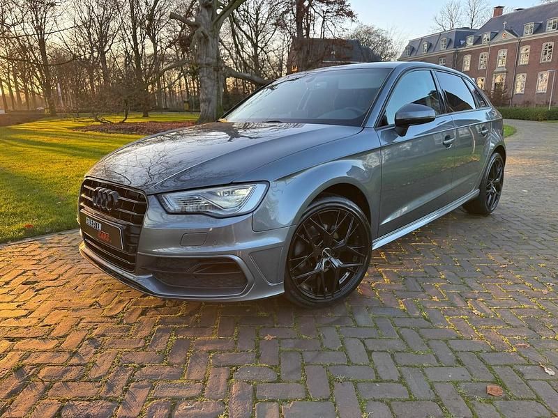 Grijs (metallic) Gebruikt 2016 Audi A3 Sportback S-Line Hatchback | € 10.500 (Eerlijke prijs) - Afbeelding 1/4
