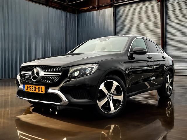Zwart Gebruikt 2019 Mercedes GLC250 Business Coupé | € 41.940 (Eerlijke prijs) - Afbeelding 1/4