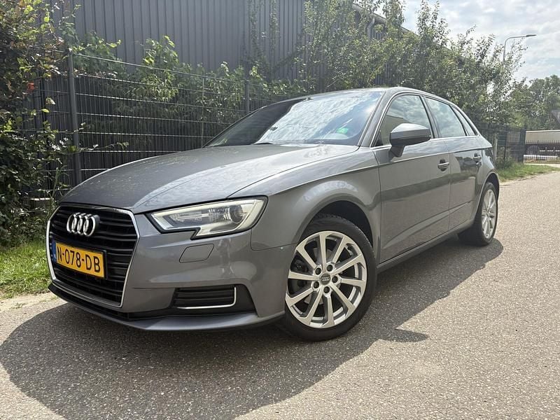 Grijs Gebruikt 2017 Audi A3 Design Hatchback | € 13.799 (Goede deal) - Afbeelding 1/4