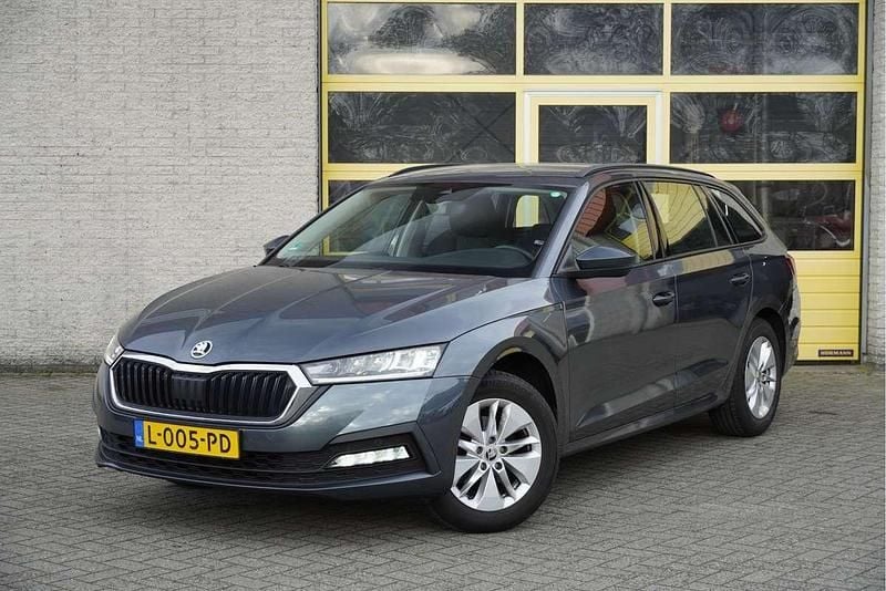 Grijs (metallic) Gebruikt 2021 Skoda Octavia Business Line Stationwagen | € 16.950 (Super prijs) - Afbeelding 1/4