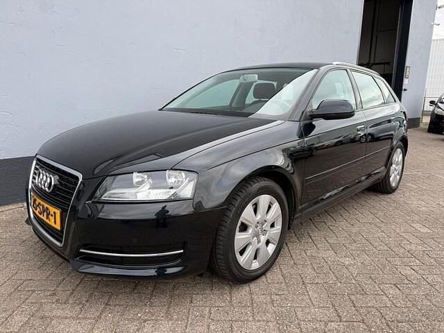 Zwart Gebruikt 2011 Audi A3 Sportback Attraction Hatchback | € 9.950 (Eerlijke prijs) - Afbeelding 1/4