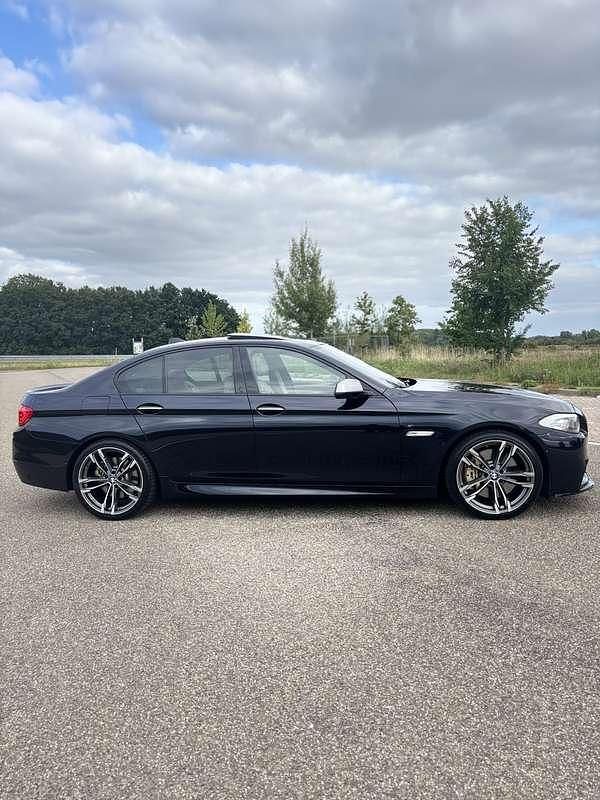 Zwart Gebruikt 2013 BMW M550 Sedan | € 20.750 (Eerlijke prijs) - Afbeelding 1/4