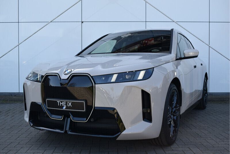 Grijs, metallic lak Nieuw 2025 BMW iX M Sport SUV | € 108.238 (Goede deal) - Afbeelding 1/4