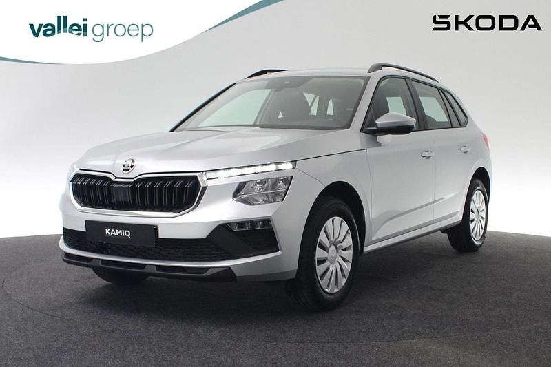 Grijs Nieuw 2025 Skoda Kamiq Essence SUV | € 28.290 (Iets duurder) - Afbeelding 1/4