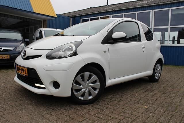 Wit Gebruikt 2014 Toyota Aygo Hatchback | € 4.988 (Goede deal) - Afbeelding 1/4
