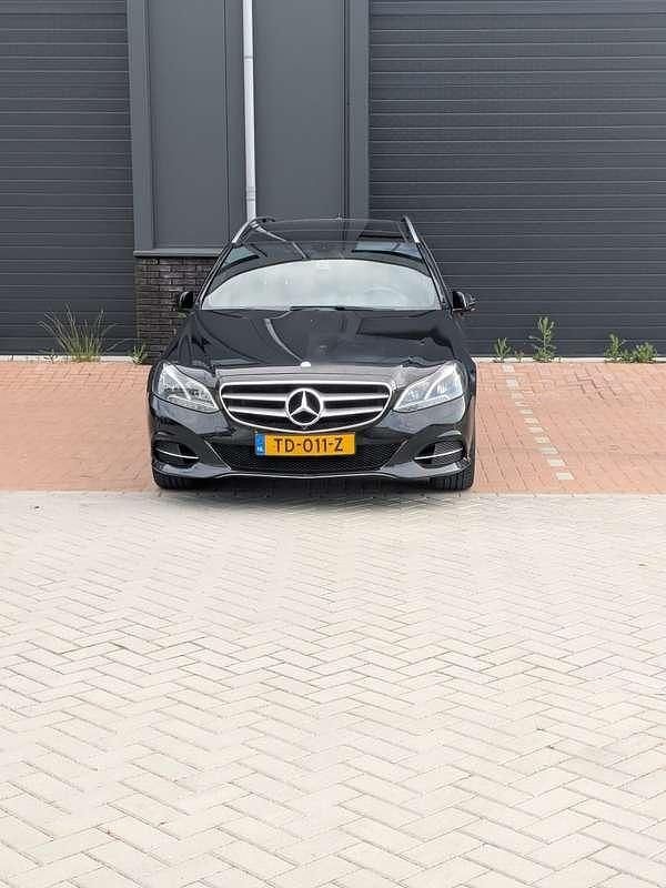 Zwart Gebruikt 2014 Mercedes E200 Stationwagen | € 10.500 (Eerlijke prijs) - Afbeelding 1/4