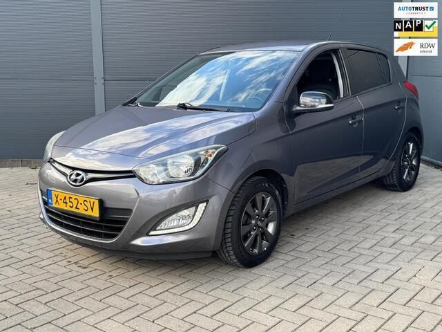 Grijs, metallic lak Gebruikt 2014 Hyundai i20 Hatchback | € 6.950 (Eerlijke prijs) - Afbeelding 1/4