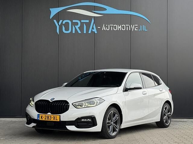 Wit Gebruikt 2021 BMW 118 Executive Hatchback | € 19.950 (Goede deal) - Afbeelding 1/4