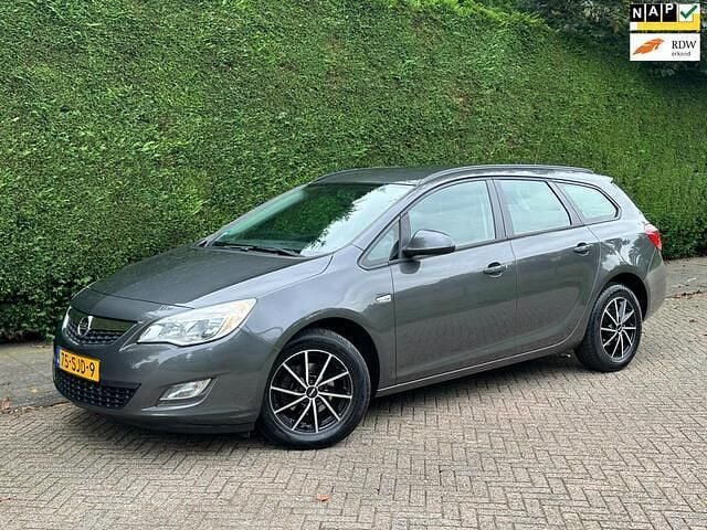 Grijs Gebruikt 2011 Opel Astra Edition Stationwagen | € 3.000 (Goede deal) - Afbeelding 1/4