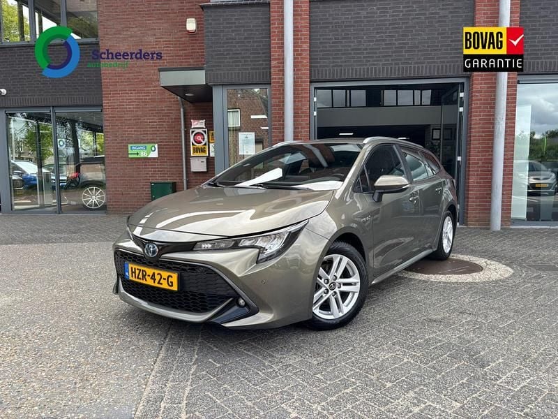 Groen, metallic lak Gebruikt 2020 Toyota Corolla Active Stationwagen | € 20.950 (Eerlijke prijs) - Afbeelding 1/4