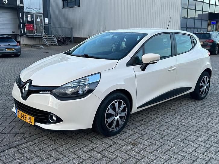 Wit Occasion 2016 Renault Clio IV Authentique Hatchback | € 4.999 (Iets duurder) - Afbeelding 1/4
