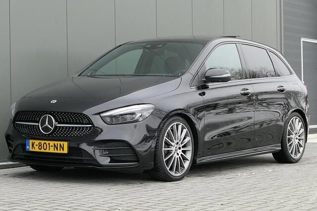 Zwart (metallic) Gebruikt 2019 Mercedes B220 Premium Plus MPV | € 29.940 (Eerlijke prijs) - Afbeelding 1/4