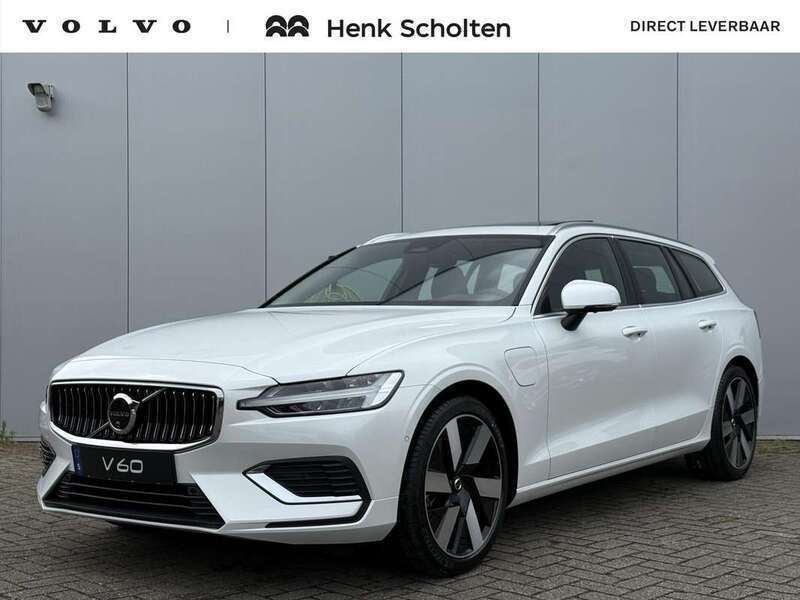 Wit Nieuw 2025 Volvo V60 Plus Stationwagen | € 63.475 (Duur) - Afbeelding 1/4