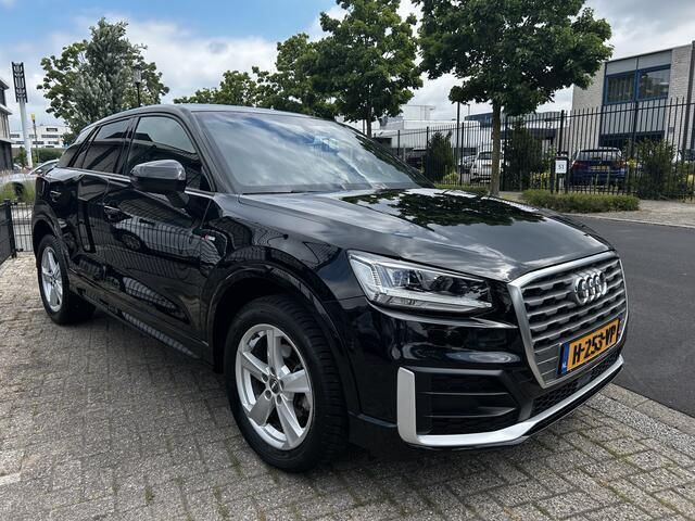 Zwart Gebruikt 2020 Audi Q2 Basis SUV | € 25.950 (Eerlijke prijs) - Afbeelding 1/4