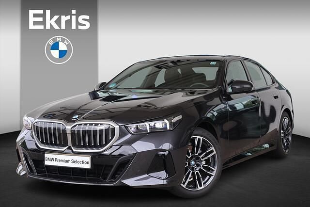 Sophistograu brillianteffect metallic (a90) (grijs metallic) Gebruikt 2025 BMW 520 Shadowline Sedan | € 59.900 - Afbeelding 1/4