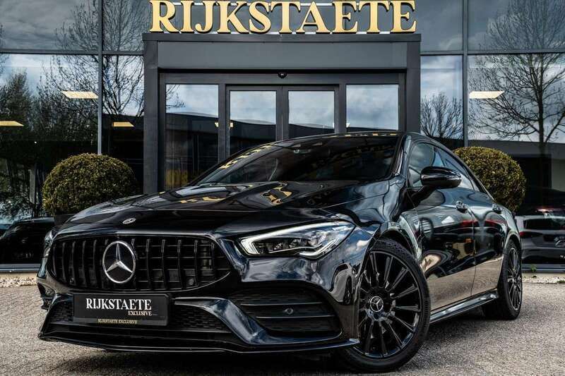 Zwart, metallic lak Gebruikt 2020 Mercedes CLA220 Premium Sedan | € 39.900 (Eerlijke prijs) - Afbeelding 1/4