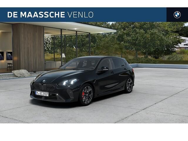 Zwart Nieuw 2025 BMW 120 Comfort Edition Hatchback | € 52.226 (Eerlijke prijs) - Afbeelding 1/4