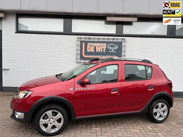 Occasion Dacia Sandero Lauréate 90 PK (66 kW) 2013 Rood Hatchback