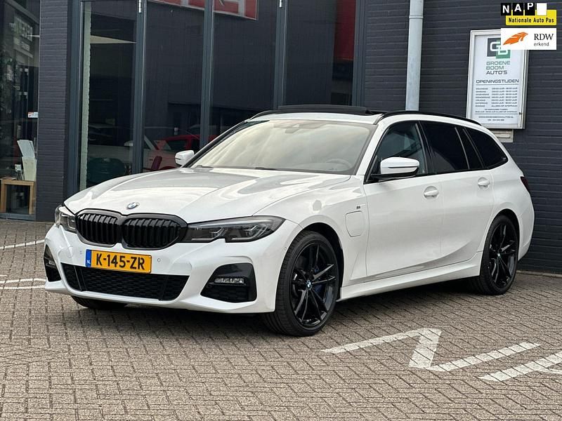 Wit Occasion 2021 BMW 330 Executive Stationwagen | € 30.999 (Iets duurder) - Afbeelding 1/4