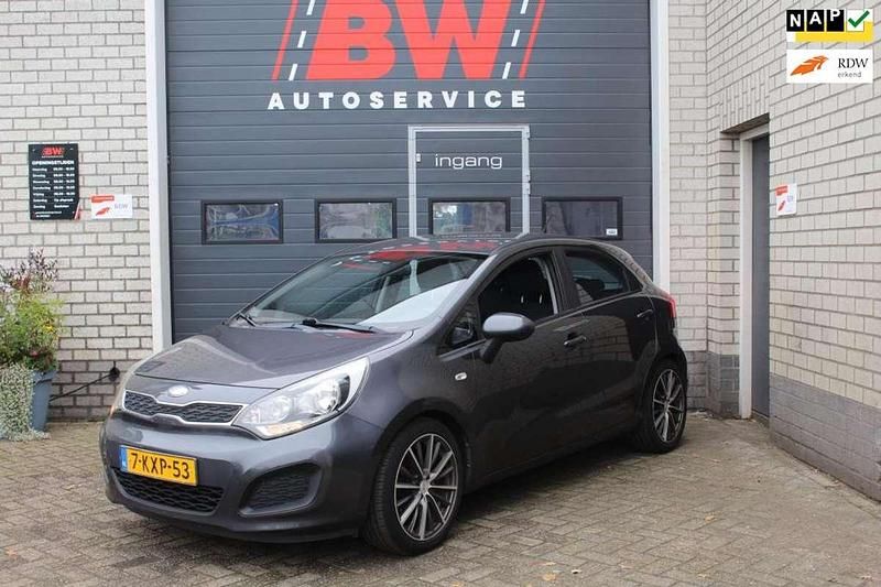 Grijs Gebruikt 2013 Kia Rio Comfort Hatchback | € 5.750 (Goede deal) - Afbeelding 1/4