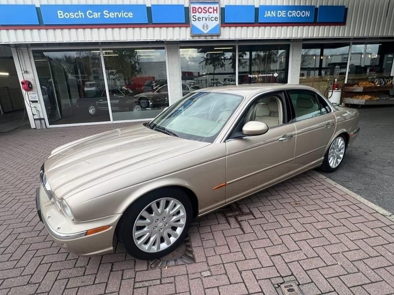 Beige (metallic) Gebruikt 2004 Jaguar XJ Executive Sedan | € 12.440 (Eerlijke prijs) - Afbeelding 1/4