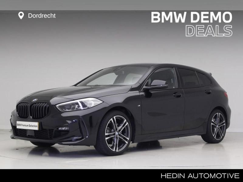 Zwart (metallic) Gebruikt 2024 BMW 118 M Sport Hatchback | € 34.895 (Eerlijke prijs) - Afbeelding 1/4