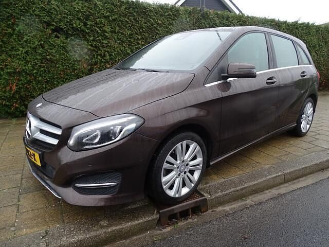 Bruin (metallic) Occasion 2015 Mercedes B250 Ambition MPV | € 16.450 (Eerlijke prijs) - Afbeelding 1/4