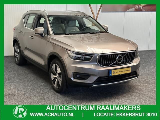 Grijs, metallic lak Gebruikt 2021 Volvo XC40 Inscription SUV | € 30.840 (Eerlijke prijs) - Afbeelding 1/4
